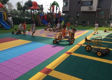 الصين الملونة مخصصة للإزالة رياض الأطفال الأرضيات امتصاص الصدمات الأخضر مصنع
